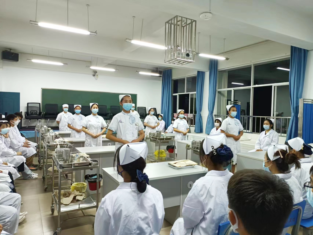 普洱卫生学校护理技能联合社团开展护理技能展示2.png 普洱卫生学校护理技能联合社团开展护理技能展示2.png