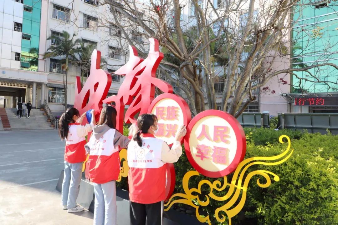 积极开展志愿服务 弘扬践行雷锋精神——普洱卫生学校组织开展2022年“3.5学雷锋日”环境综合整治志愿服务活动1.jpg 积极开展志愿服务 弘扬践行雷锋精神——普洱卫生学校组织开展2022年“3.5学雷锋日”环境综合整治志愿服务活动1.jpg